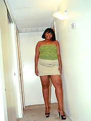Well-hung dark mature posing before cameraman