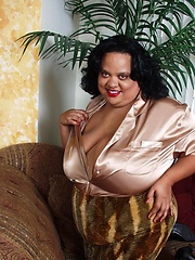Fat ebony woman Nila share her big sized body