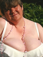Busty Granny from UK in amateur pics