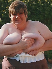 Busty Granny from UK in amateur pics