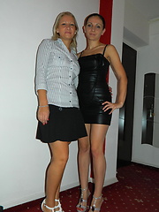 Blonde mature puts strapon into young brunette