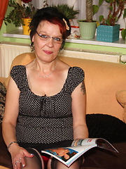 European mature slut playing with her wet pussy