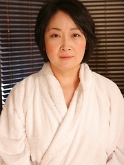 Japanese mature relasxin on the massage table