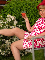 Horny British mature lady playing in the garden