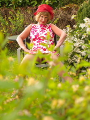 Horny British mature lady playing in the garden